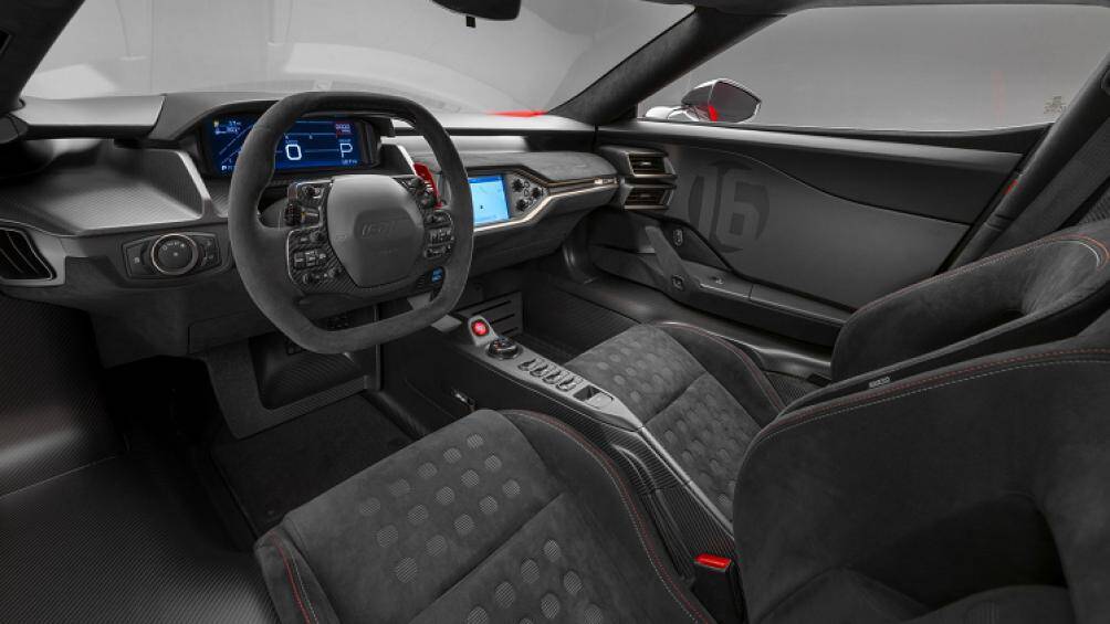 Khoang lái hai chỗ ngồi cũng có sự xuất hiện của vật liệu carbon ở bảng taplo, khung ghế, vô lăng và ghế được bọc da Alcantara với chỉ may màu đỏ