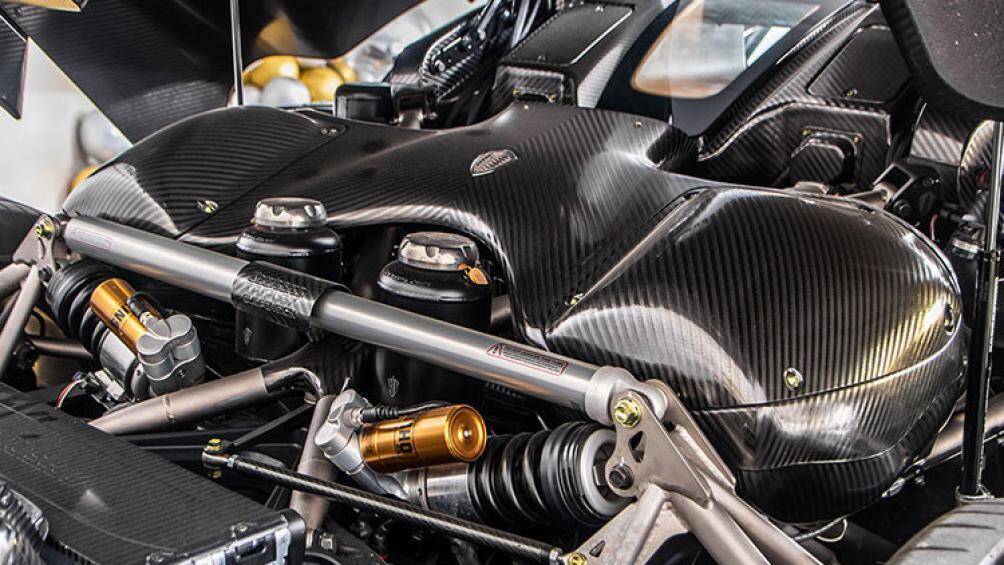 Động cơ của chiếc xe này là loại kết hợp động cơ xăng tăng áp kép V8 dung tích 5 lít, sản sinh công suất 1.100 mã lực với 3 mô-tơ điện mạnh 700 mã lực