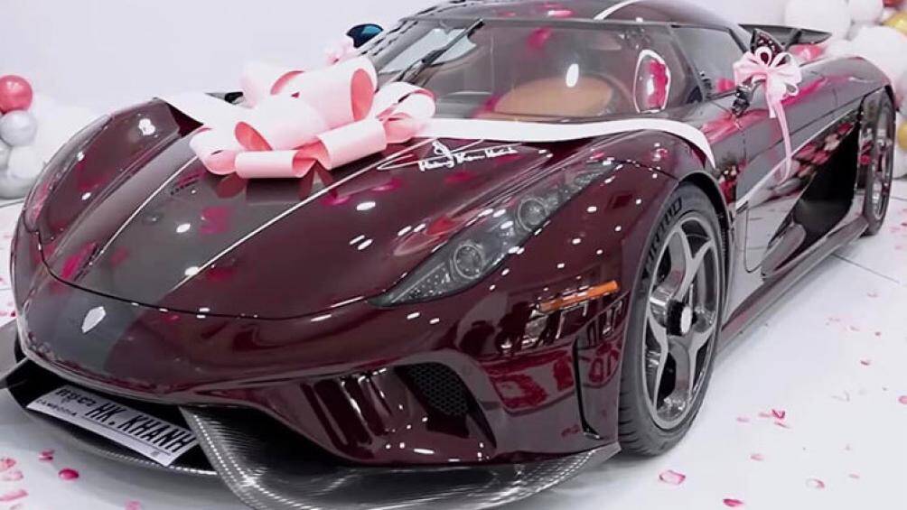 Vào ngày 27/2/2022, doanh nhân Hoàng Kim Khánh đã thông báo chiếc xe Koenigsegg Regera độc nhất Việt Nam đã có mặt tại garage của mình