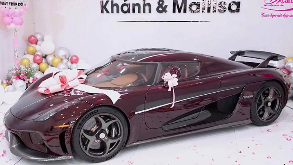 Xe có ngoại thất làm từ sợi carbon màu đỏ mận xen lẫn các chi tiết carbon đen. Nội thất xe nâu sáng tương phản với ngoại thất