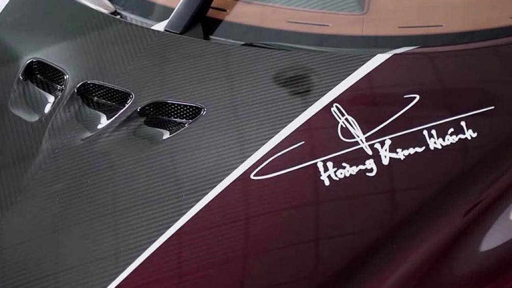 Chiếc Koenigsegg Regera này được đưa về từ Mỹ, sau đó qua Campuchia rồi về Việt Nam