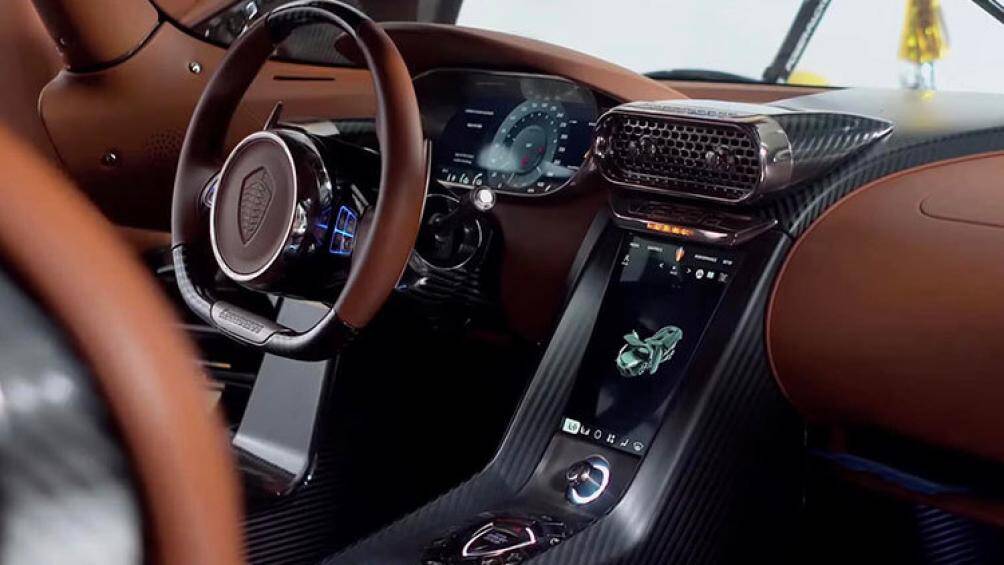 Ở phía sau vô lăng là màn hình cỡ lớn, được phân ra làm ba phần. Phía bên trái là phần cho hệ thống thông tin giải trí