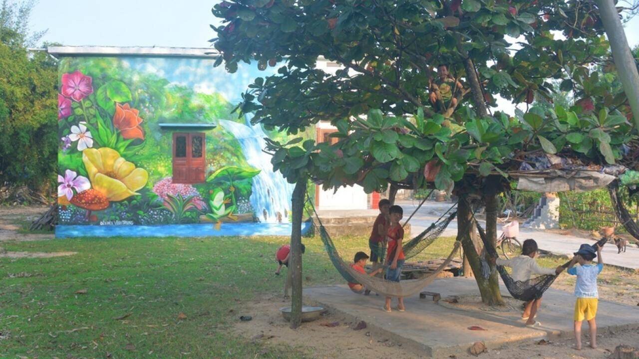 Ngày nay, đến với xã đảo Vĩnh Thực, Vĩnh Trung, TP Móng Cái (Quảng Ninh), du khách không chỉ được hòa mình vào không khí thiên nhiên kỳ vĩ nơi địa đầu biên giới biển của Tổ quốc mà còn được ngắm những bức bích họa độc đáo thể hiện cuộc sống yên ả, thanh bình của ngư dân nơi đây.