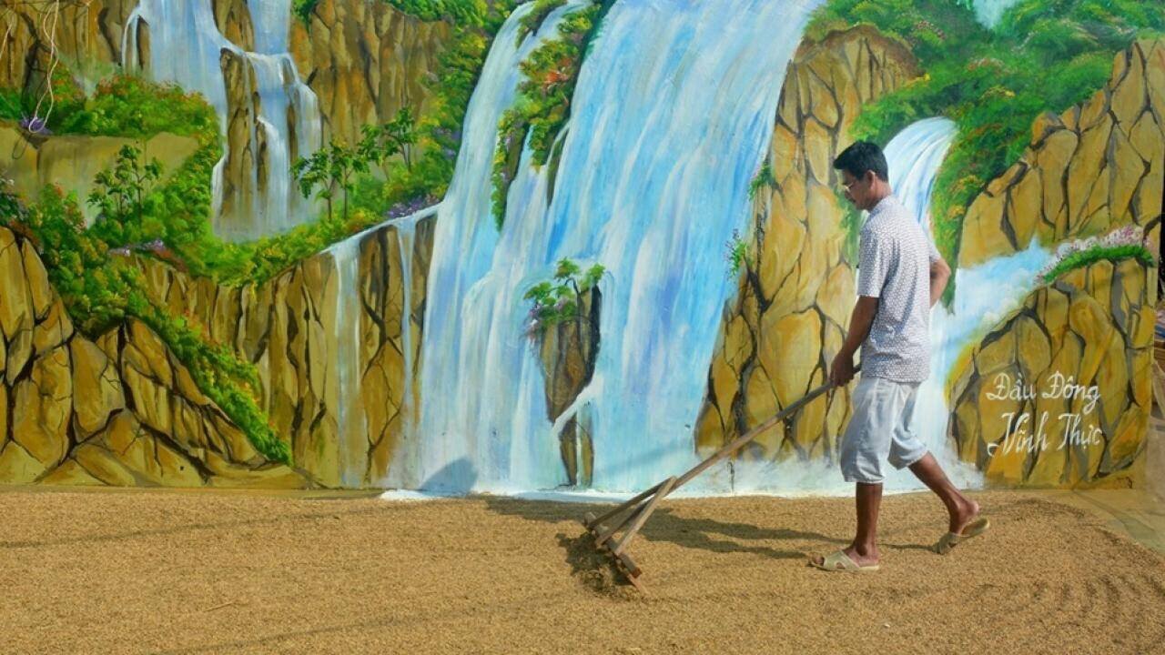 Anh Lại Hữu Tài, du khách đến từ TP Hạ Long (Quảng Ninh), nhận xét: Tôi đã đi nhiều nơi, đọc nhiều báo về làng bích họa ở làng biển, nhưng khi đến đây thấy vừa lạ vừa gần gũi. Bởi các tấm bích họa đều thể hiện sinh động đời sống cũng như khát vọng về sự ấm lo, bình yên của người dân bản địa.