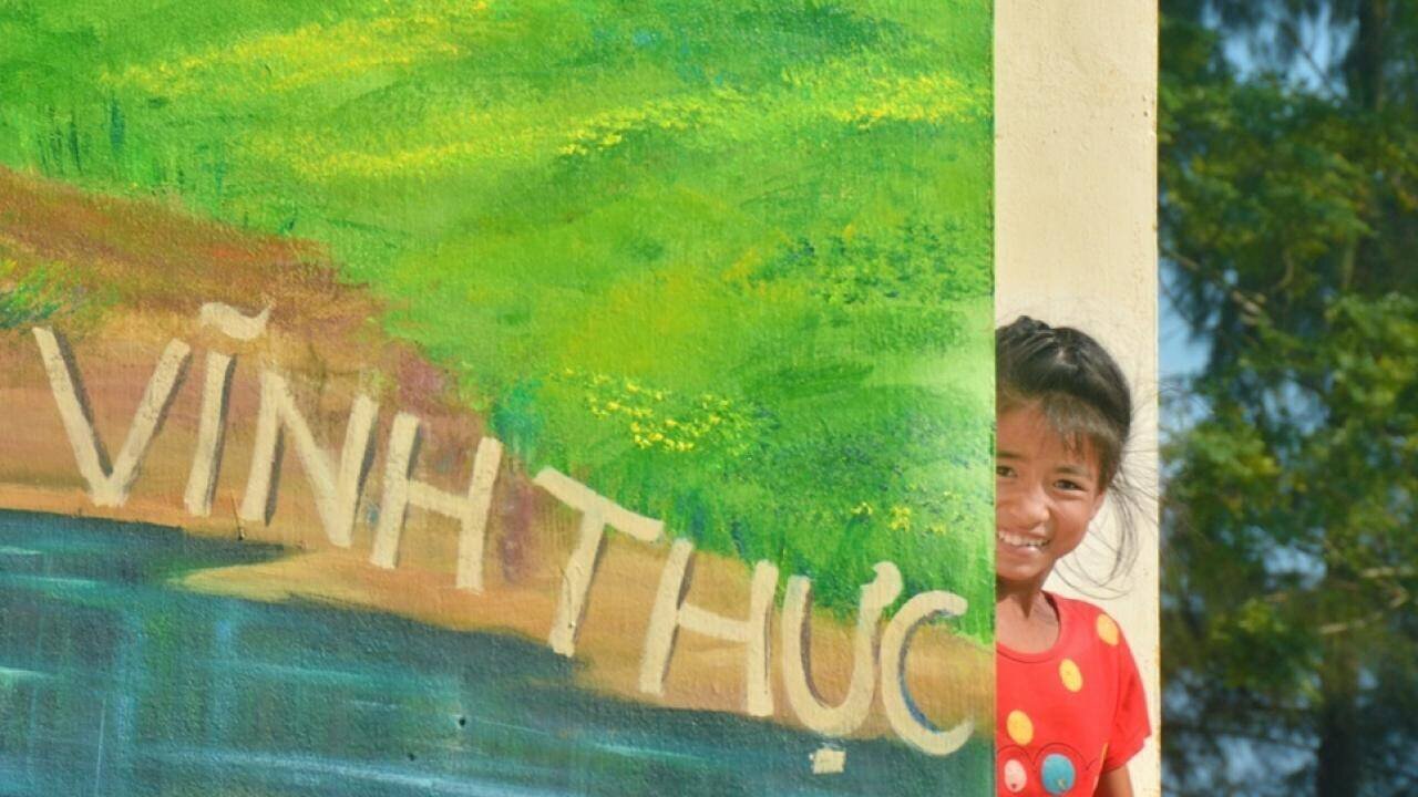 Ý tưởng ấy đã dần được hiện thực hóa với các bức bích họa trên tường nhà, tường rào... thể hiện cuộc sống sinh hoạt, làm ăn thường nhật của cư dân bản địa.