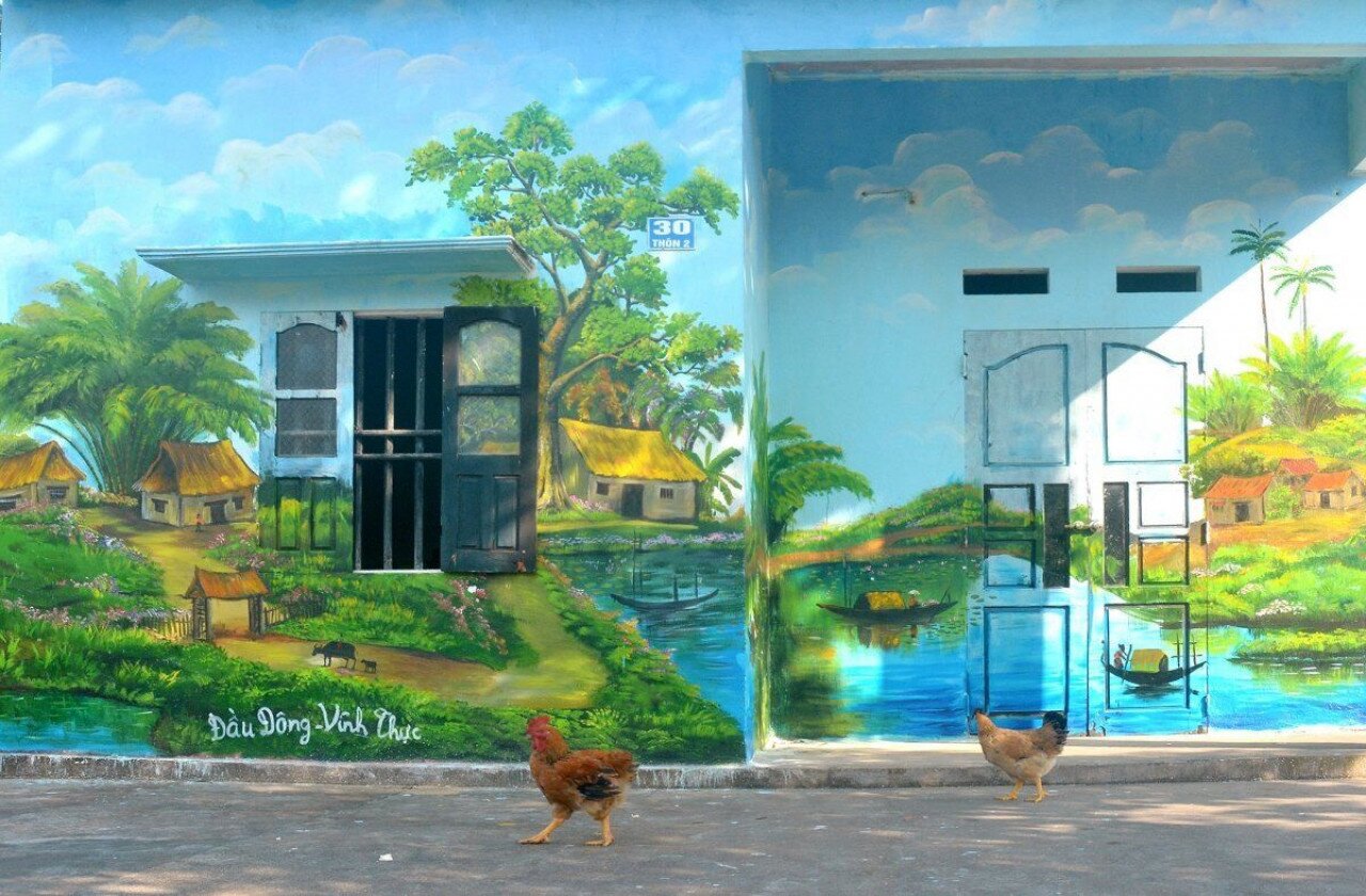 Đó là cảnh kéo lưới, đoàn thuyền đánh cá, cảnh đàn gà béo tròn đang nhởn nhơ kiếm ăn trong vườn…