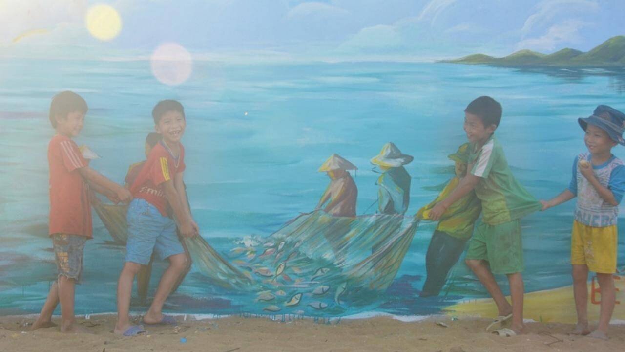 Cũng theo ông Thiệu, mặc dù khá xa xôi, hẻo lánh lại cách trở với đất liền, nhưng từ khi làng bích họa hình thành, bình quân mỗi năm, nơi đây đã thu hút từ 2.500-3.000 du khách đến thăm… Hiện một số gia đình đã triển khai dịch vụ homestay, nấu ăn phục vụ du khách.