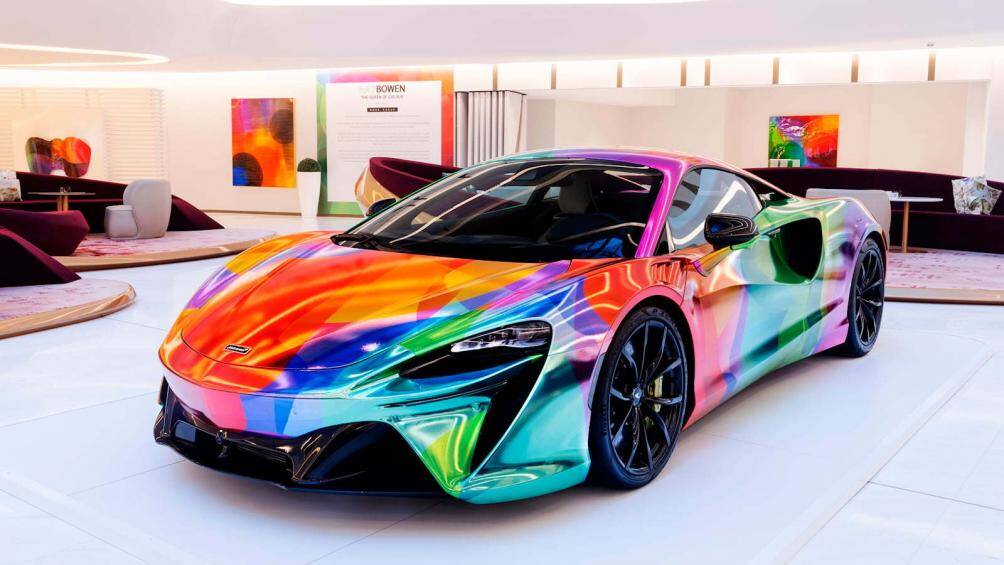 Để thực hiện tác phẩm này, Bowen đã áp dụng phương pháp Multi-layered resin khi phối nhiều lớp màu chồng lên nhau