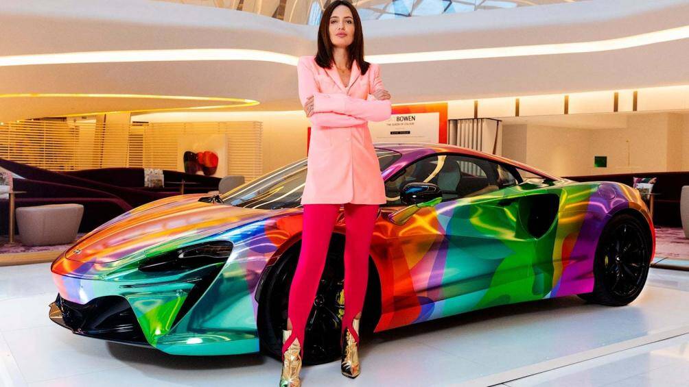 Một chiếc McLaren Artura Hybrid đã được biến hóa đầy sắc màu khi qua tay nữ nghệ sĩ người Anh - Nat Bowen