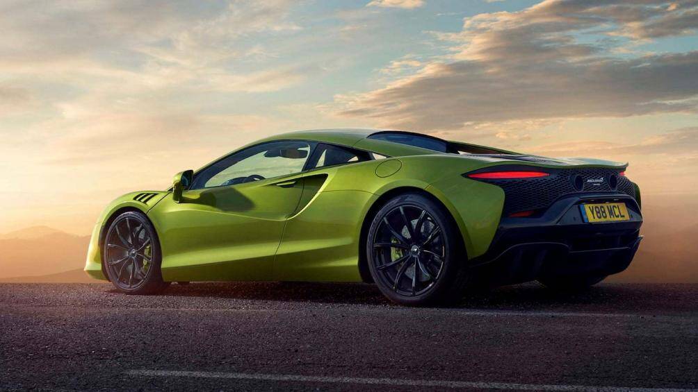 Kết hợp cùng động cơ này là mô-tơ điện đặt tại hộp số ly hợp kép của xe. Động cơ này cung cấp thêm cho Artura 95 mã lực và 225 Nm mô-men xoắn