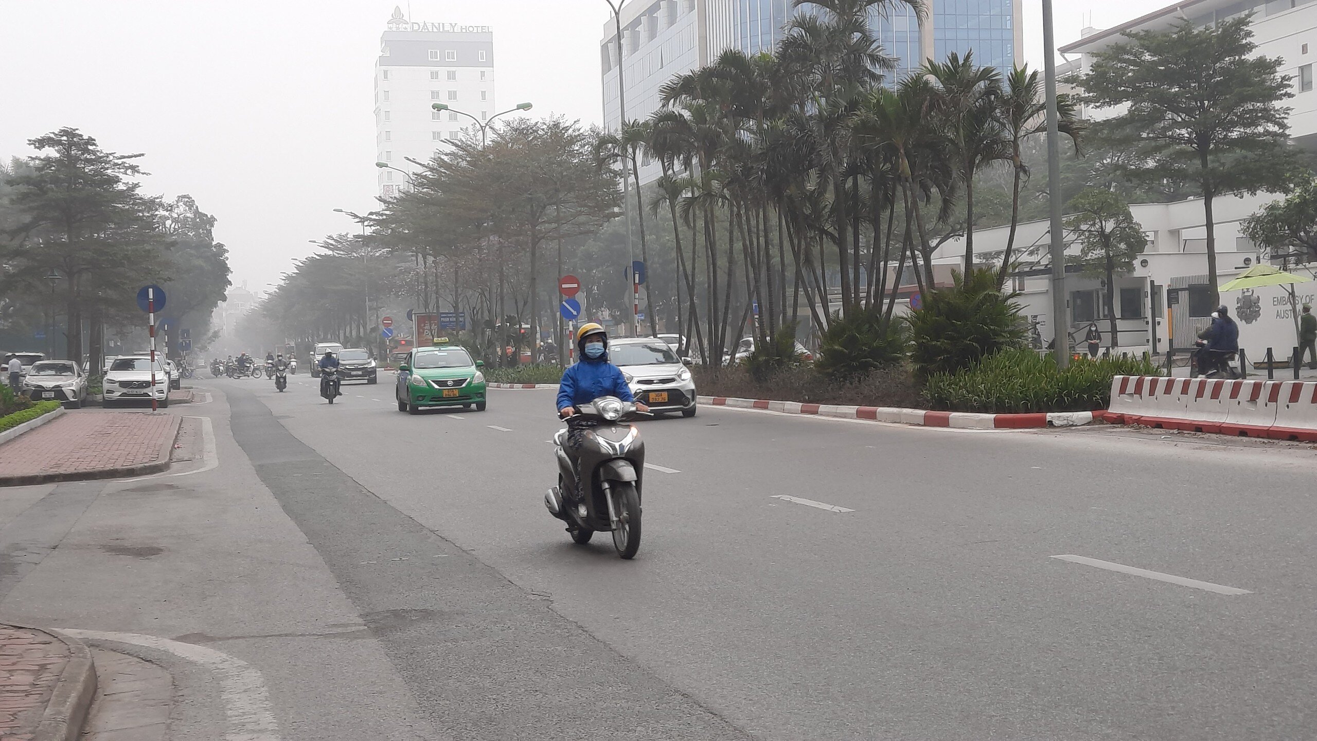Chị Vũ Hồng Loan, người thường xuyên đi qua nút giao Đào Tấn -  Kim Mã cho biết, "Khoảng 3 đến 4 hôm nay nút giao này dù là giờ cao điểm nhưng đường vẫn rất thông thoáng. Tôi đi giảm hơn nửa thời gian từ nhà đến cơ quan".