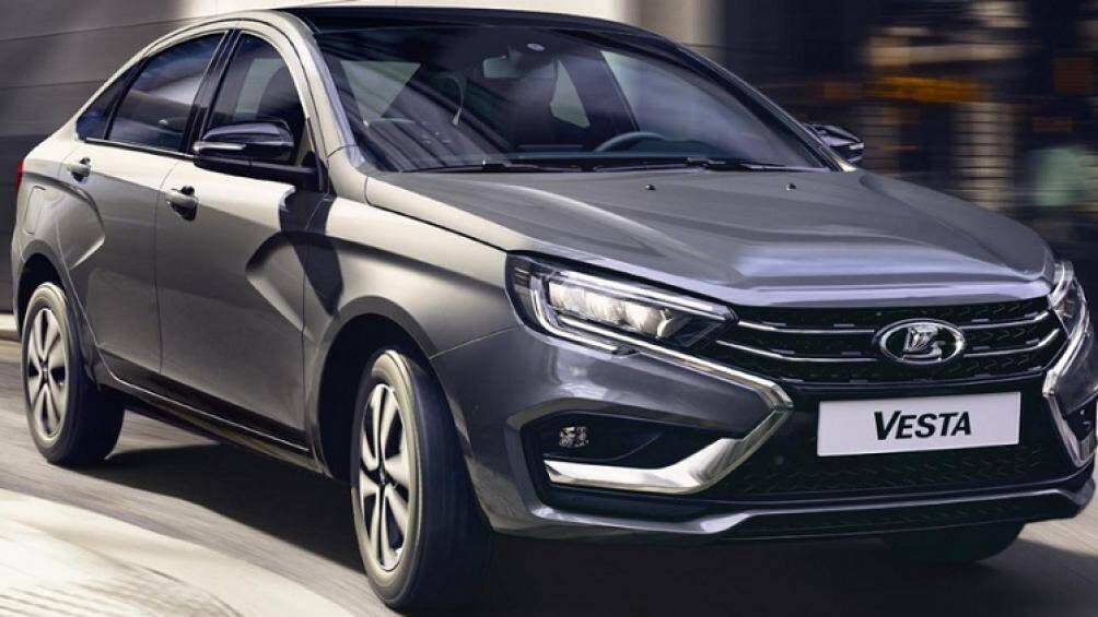 Đầu xe Lada Vesta Sedan 2022 được trang bị cụm đèn pha LED toàn phần mới, nối liền với nẹp mạ crôm kéo dài xuống cản trước và bao quanh hốc đèn sương mù