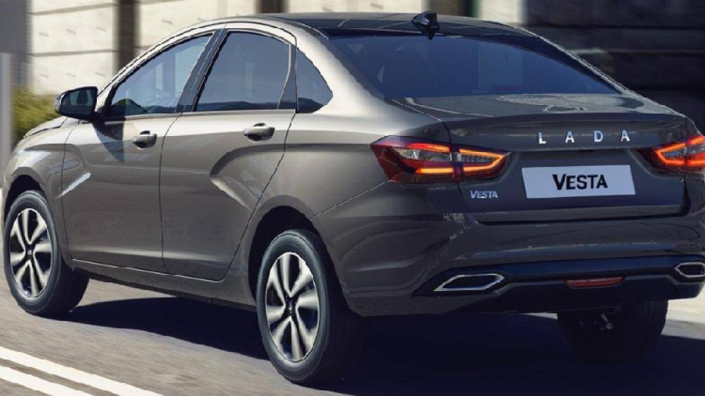 Đằng sau, Lada Vesta Sedan 2022 được bổ sung cụm đèn hậu LED hiện đại hơn và cản va thể thao với đầu ống xả giả
