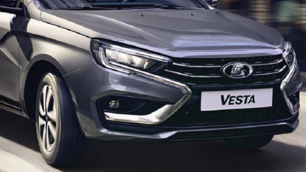 Tiếp đến là lưới tản nhiệt không viền với 2 nẹp mạ crôm nằm ngang mới, thêm vào đó xe còn được trang bị bổ sung hốc gió trung tâm chia thành 2 tầng mới