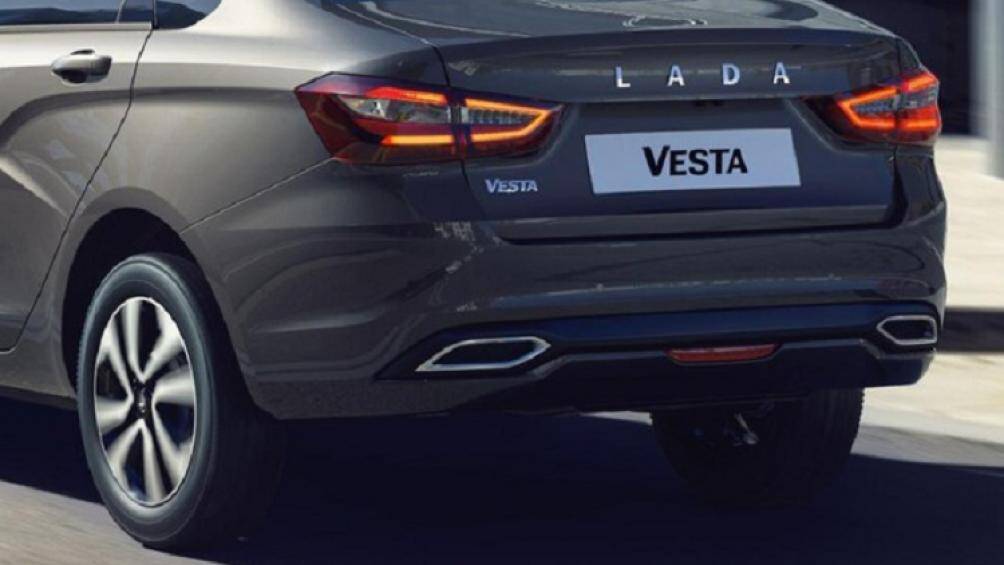 Nằm bên dưới cản sau là bộ khuếch tán gió giả nhằm tăng vẻ thể thao. Gầm xe cao hơn phiên bản cũ và nẹp nhựa màu đen bao quanh thân xe