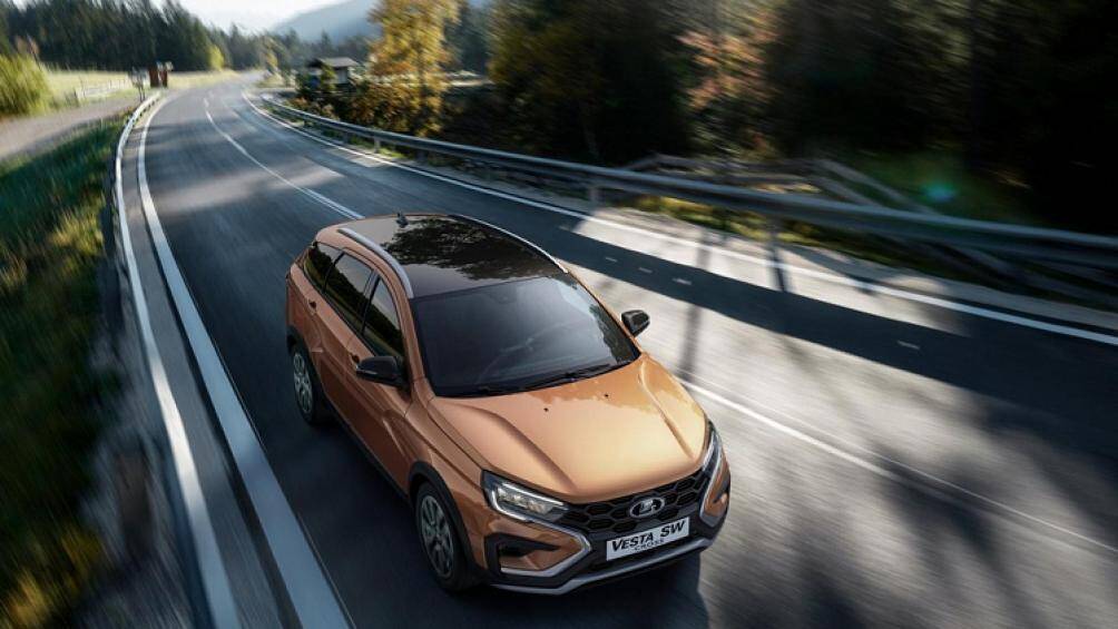 Hãng AvtoVAZ còn tích hợp cảm biến vào cản trước và cản sau của Lada Vesta 2022 để hỗ trợ việc đỗ xe cũng như hệ thống phát hiện điểm mù mới