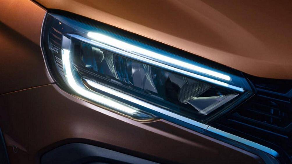 Hiện Lada Vesta đang dùng động cơ xăng 4 xi-lanh, dung tích 1.6L với công suất tối đa 105 mã lực hoặc 111 mã lực