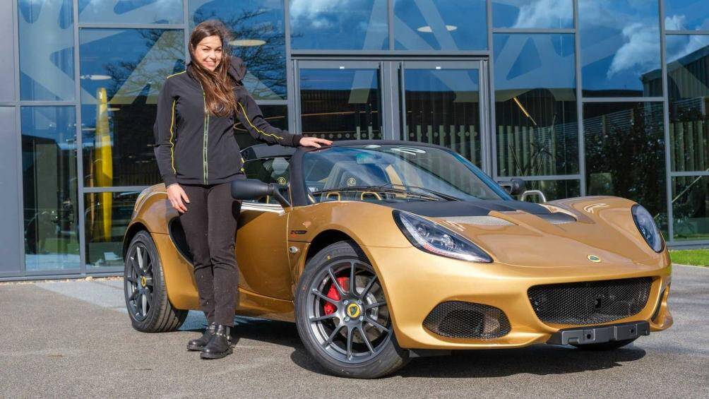Vừa qua, chiếc Lotus Elise cuối cùng đã được xuất xưởng và bàn giao tới tay vị khách đặc biệt là một cô gái trẻ có tên Elisa Artioli