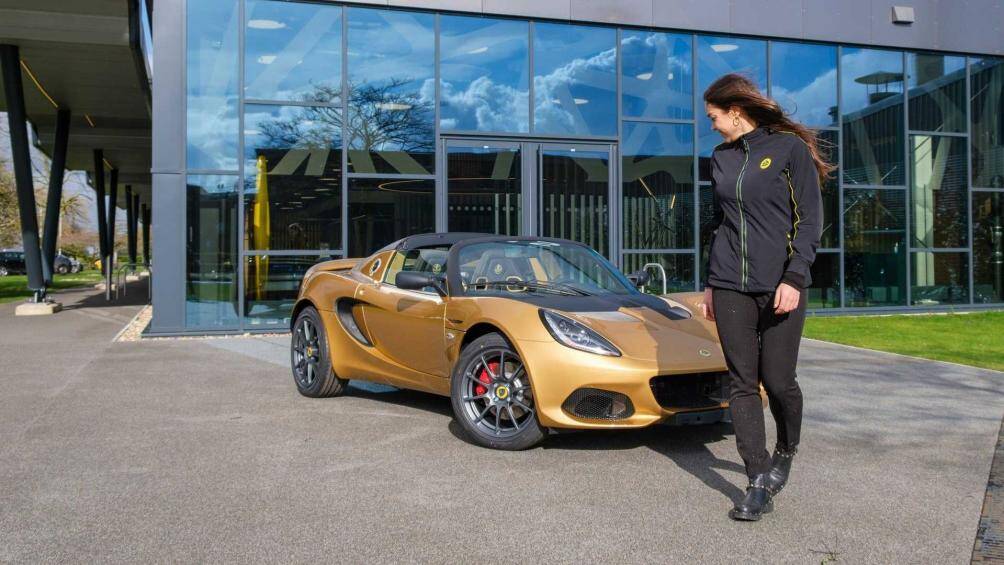 Artioli vừa qua đã được nhận bàn giao chiếc xe Elise Sport 240 cuối cùng với màu Vàng Championship Gold