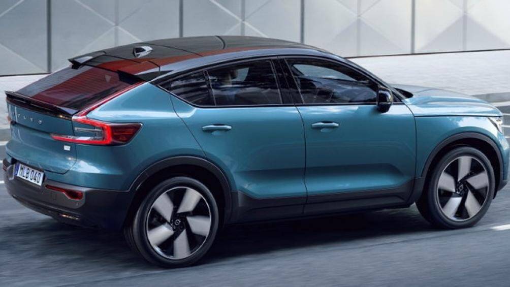 Đuôi xe có cánh gió sau với thiết kế độc đáo. Cụm đèn hậu thiết kế đặc trưng của Volvo nhưng được kéo dài lên tận mui xe