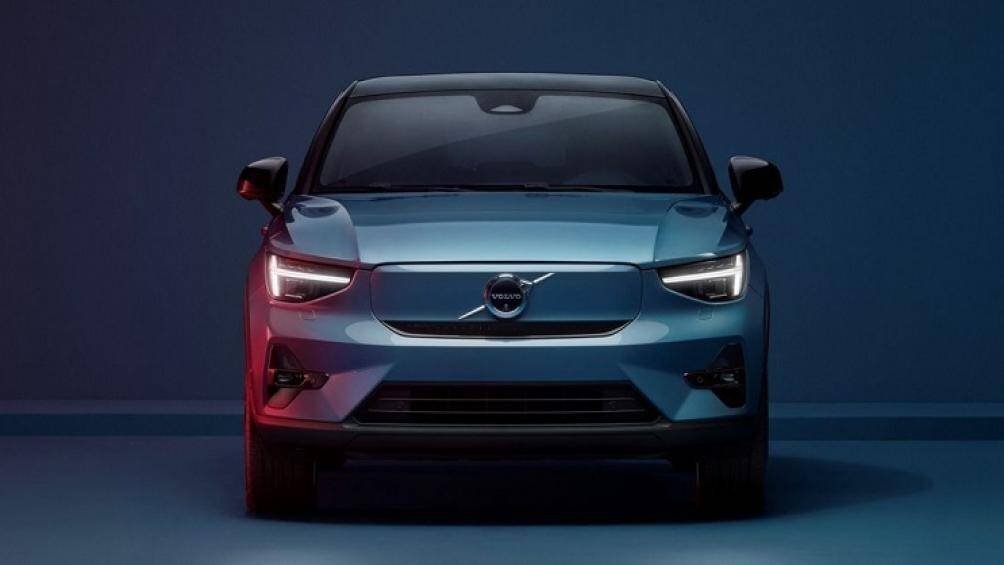 Phần đầu xe tại vị trí lưới tản nhiệt truyền thống đã được thay thế bằng một mặt phẳng với khe hở bên dưới