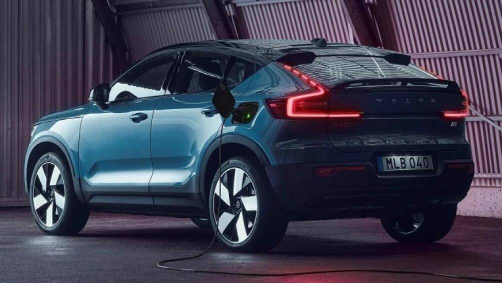 Volvo trang bị cho C40 bộ la-zăng đa chấu được thiết kế kiểu cánh quạt, kích thước 20 inch, đi kèm là bộ lộp 255/40