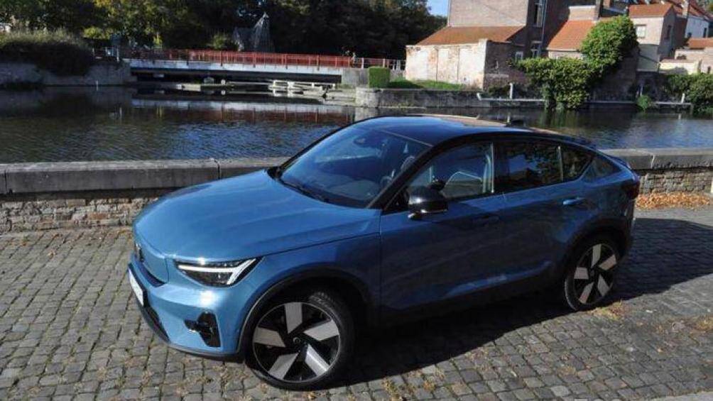 Khe hở này giúp làm mát động cơ điện và tăng khí động học. Cụm đèn trước được thiết kế chếch lên trên, đèn daylight Thor Hammer đặc trưng