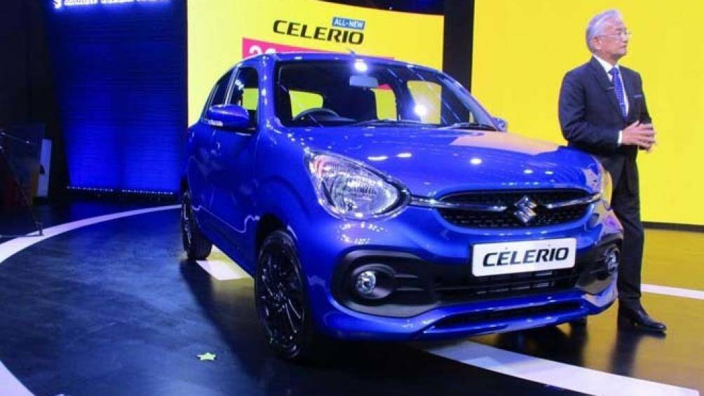 Mũi xe Suzuki Celerio 2022 sử dụng đèn pha hình bầu dục nằm hai bên tản nhiệt mới với thanh chrome chạy xen giữa