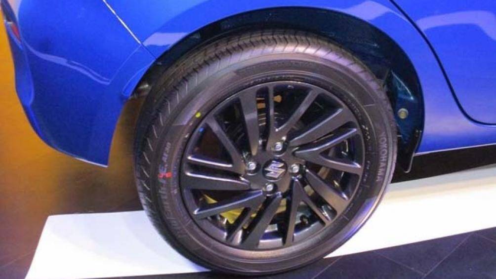 Cản trước được làm lại gọn gàng, đèn sương mù dạng tròn, hông xe xuất hiện tay nắm cửa mới cùng mâm hợp kim 15 inch