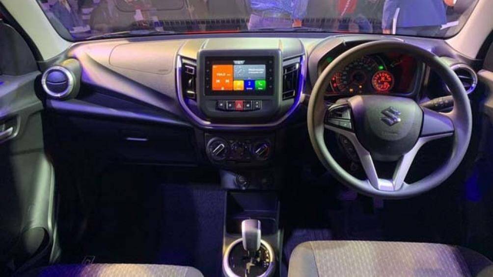 Nội thất xe được trang bị màn hình giải trí 7 inch, mở rộng sang hai bên là khe cửa gió điều hòa với các núm điều chỉnh cơ