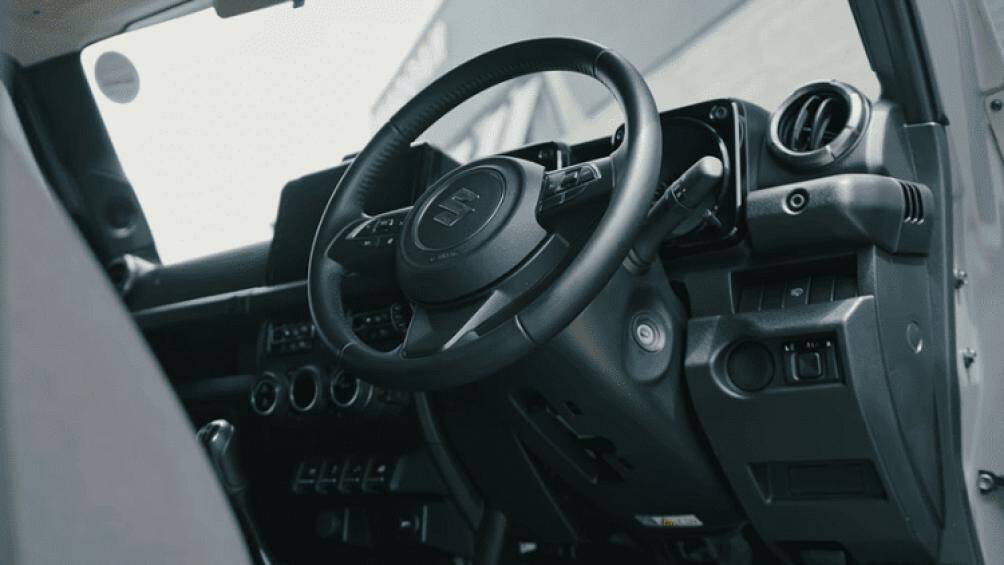 Chiếc Suzuki Jimny vẫn được trang bị khối động cơ hút khí tự nhiên 1,5 lít, công suất 100 mã lực và mô-men xoắn 130 Nm