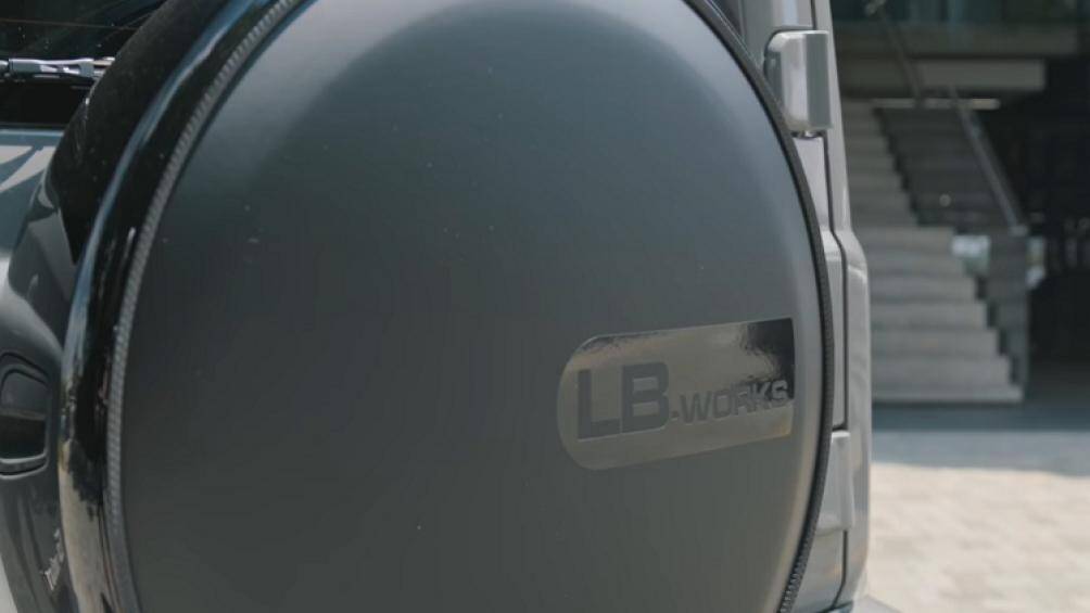 Bộ la-zăng được hoàn thiện với màu đen cũng bắt mắt và giúp hoàn thiện vẻ ngoài của chiếc xe cá tính. Xe được phủ một lớp sơn màu xám quân sự