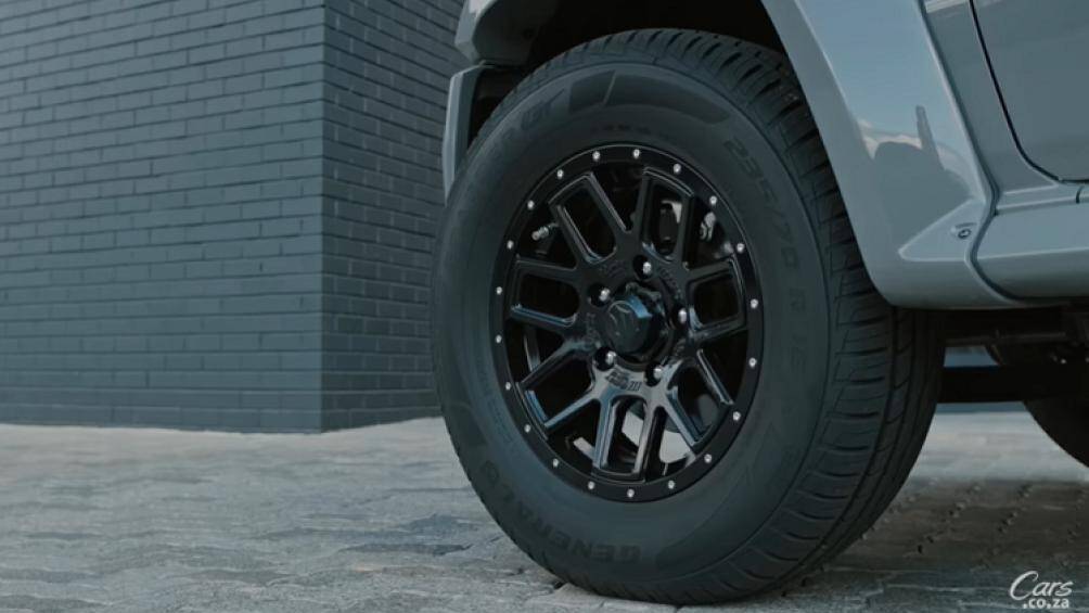 Thiết kế lấy cảm hứng từ G63 AMG tiếp tục thể hiện dọc hai bên sườn xe, nơi Jimny được lắp đặt một bộ vòm bánh xe loe rộng