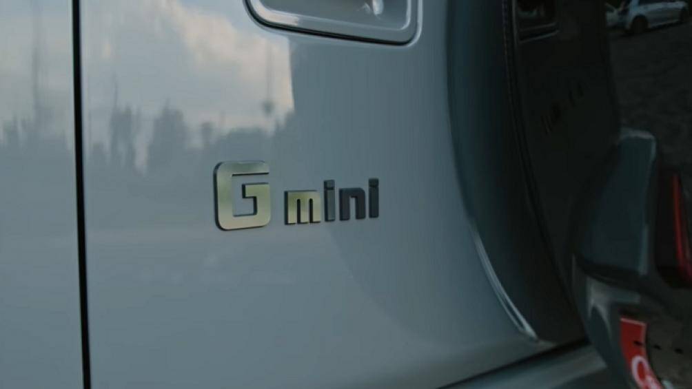 Mặt trước của xe trông rất bắt mắt nhờ lưới tản nhiệt đen bóng, gắn huy hiệu Liberty Walk và tấm cản va trước được thiết kế mới