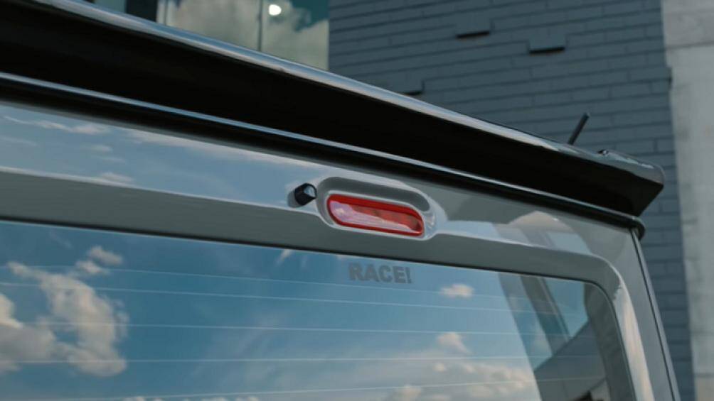 Liberty Walk cũng cung cấp cho mẫu xe độ bộ ống xả bên hông giống như các mẫu G63 AMG và G65 AMG