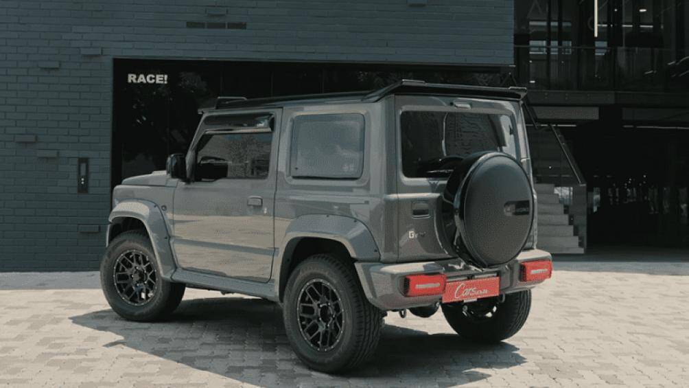 Phần đuôi của chiếc Suzuki Jimny nhái Mercedes G63 này cũng tạo được ấn tượng khá mạnh nhờ vỏ bọc bánh xe dự phòng màu đen mờ và bóng