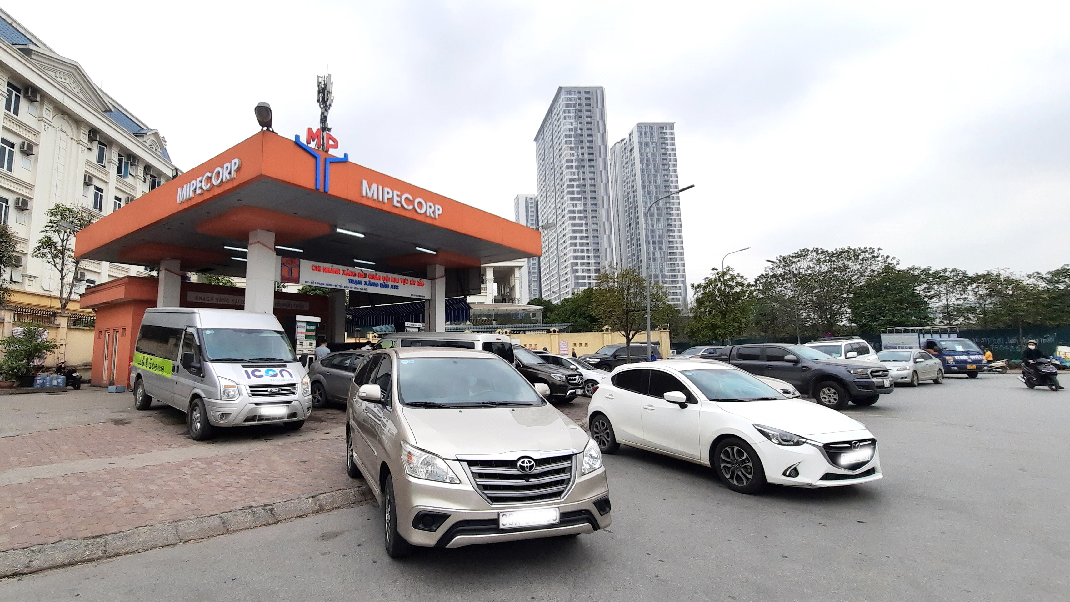 Trưa nay (11/3), cách giờ điều chỉnh giá xăng, dầu vài giờ (15h), tại Hà Nội, PV ghi nhận cảnh ô tô, xe máy xếp hàng dài để vào các cửa hàng xăng, dầu để mua nhiên liệu.