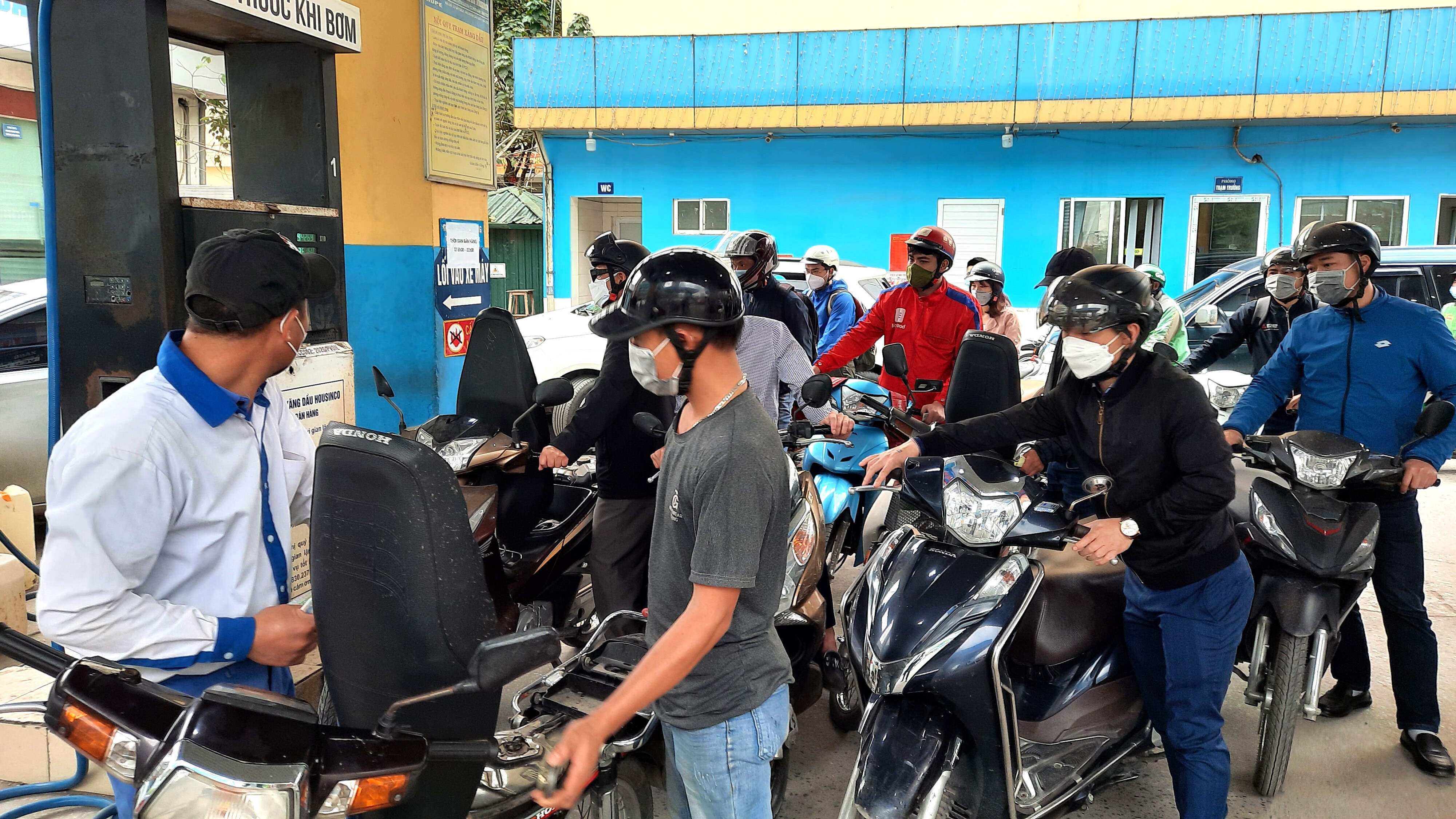 Số người tới đổ xăng, dầu nhiều, nhưng trạm xăng tại đường Dương Đình Nghệ vẫn phục vụ nhiệt tình, không có tình trạng "gây khó dễ".