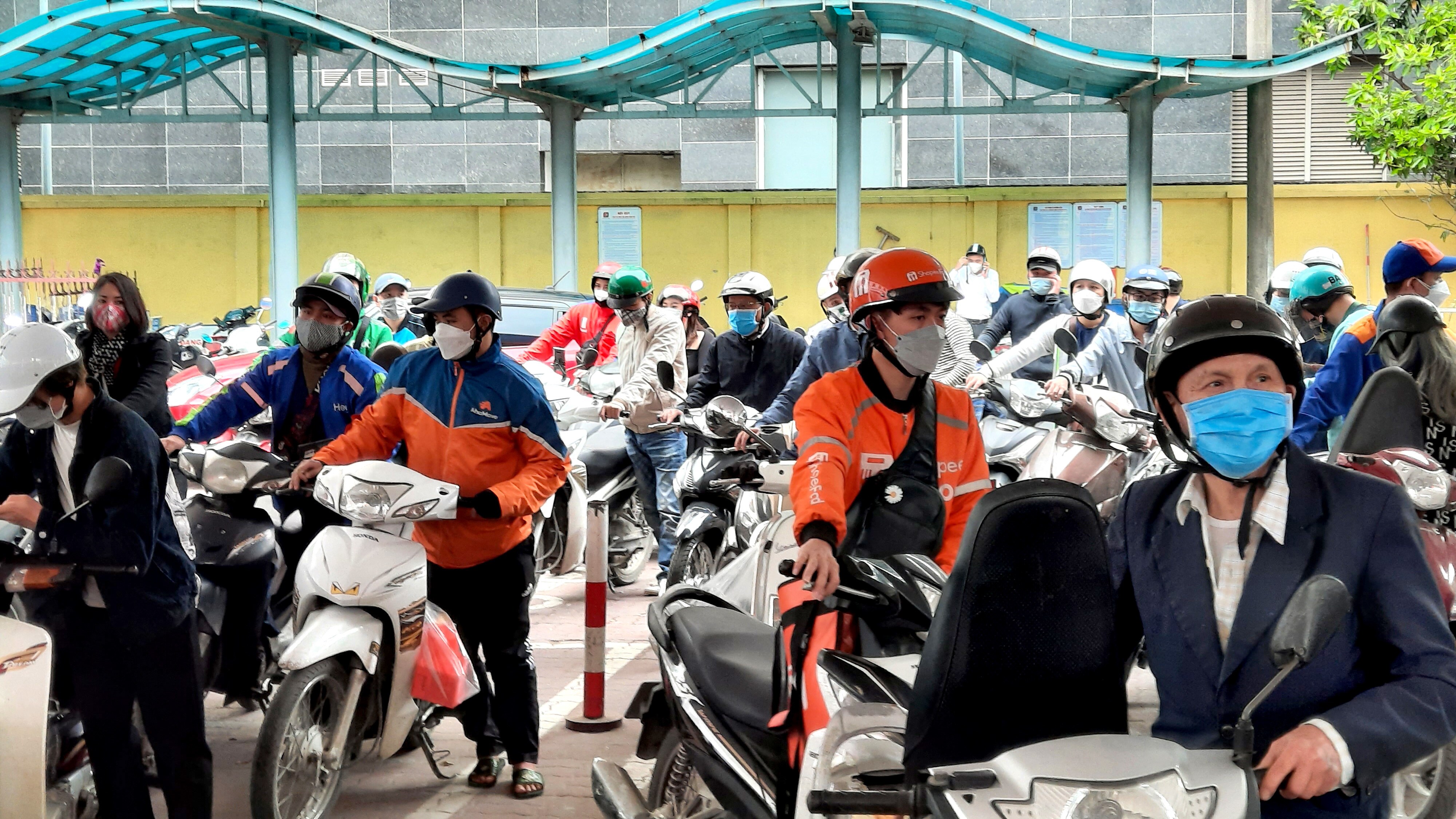 Dù diện tích tại đây là khá rộng, nhưng số người chờ đến lượt đổ xăng, dầu vẫn kín chỗ.
