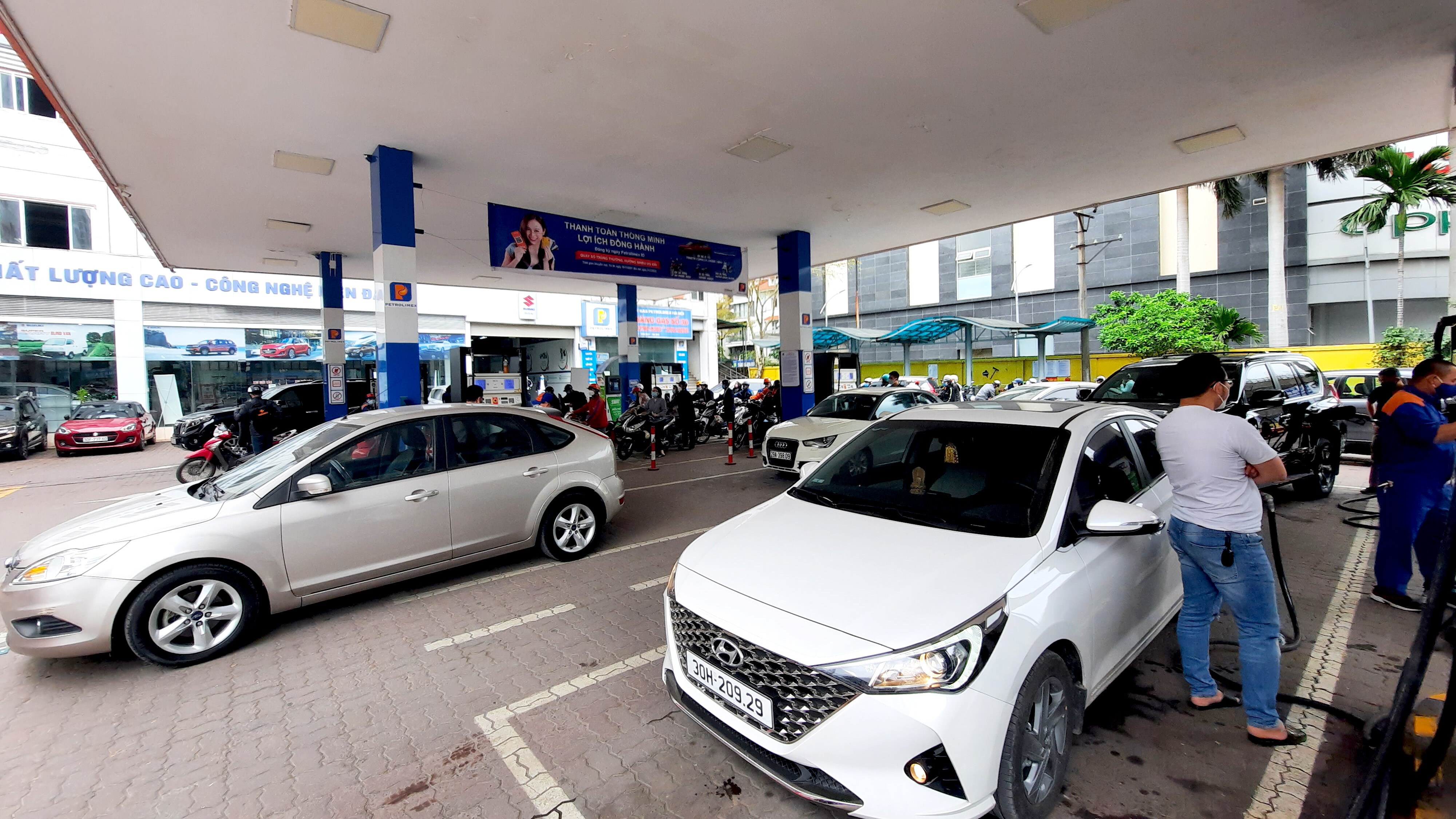 Những tiếng "cho đầy bình nhé"  thường xuất hiện cả khu đổ xăng của xe máy và ô tô.