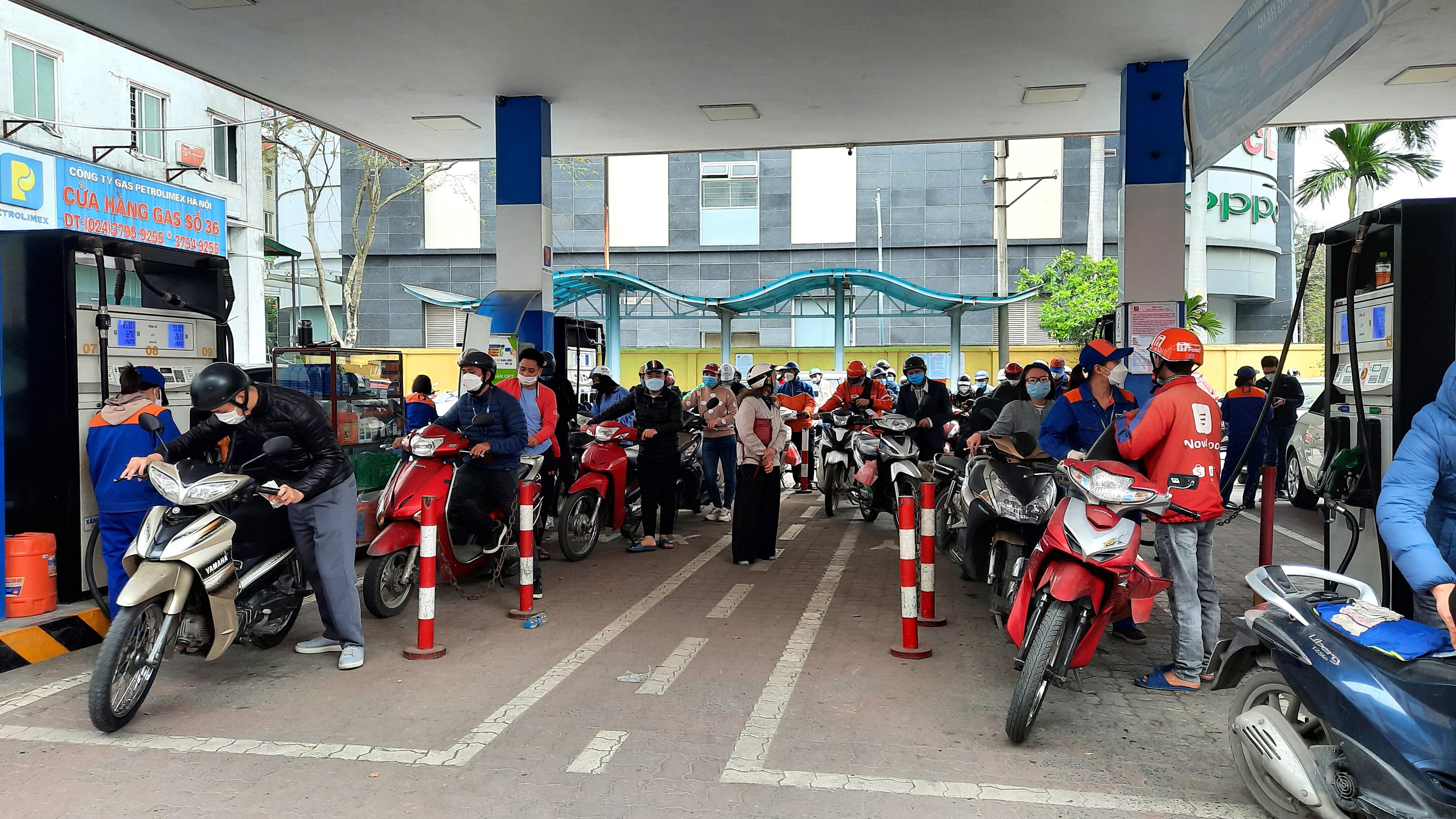 "Thấy bảo chiều nay xăng sẽ tăng giá mạnh nên tôi đã chủ động bảo người bán đổ đầy bình để vài hôm nữa đỡ phải đổ", một người dân mua xăng tại đây nói.