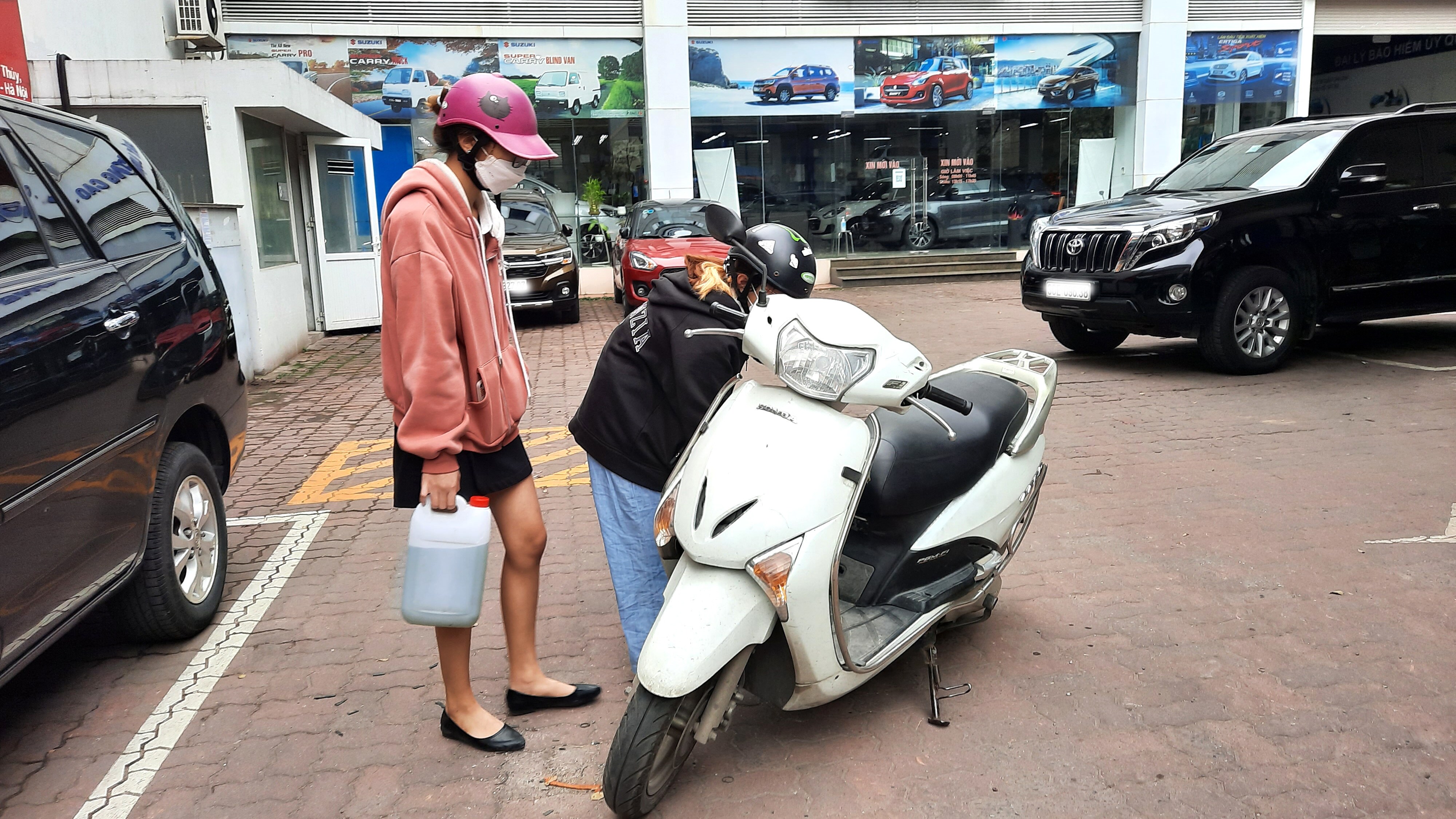 Không ít người đã mang cả những chiếc can nhựa để mua xăng.
