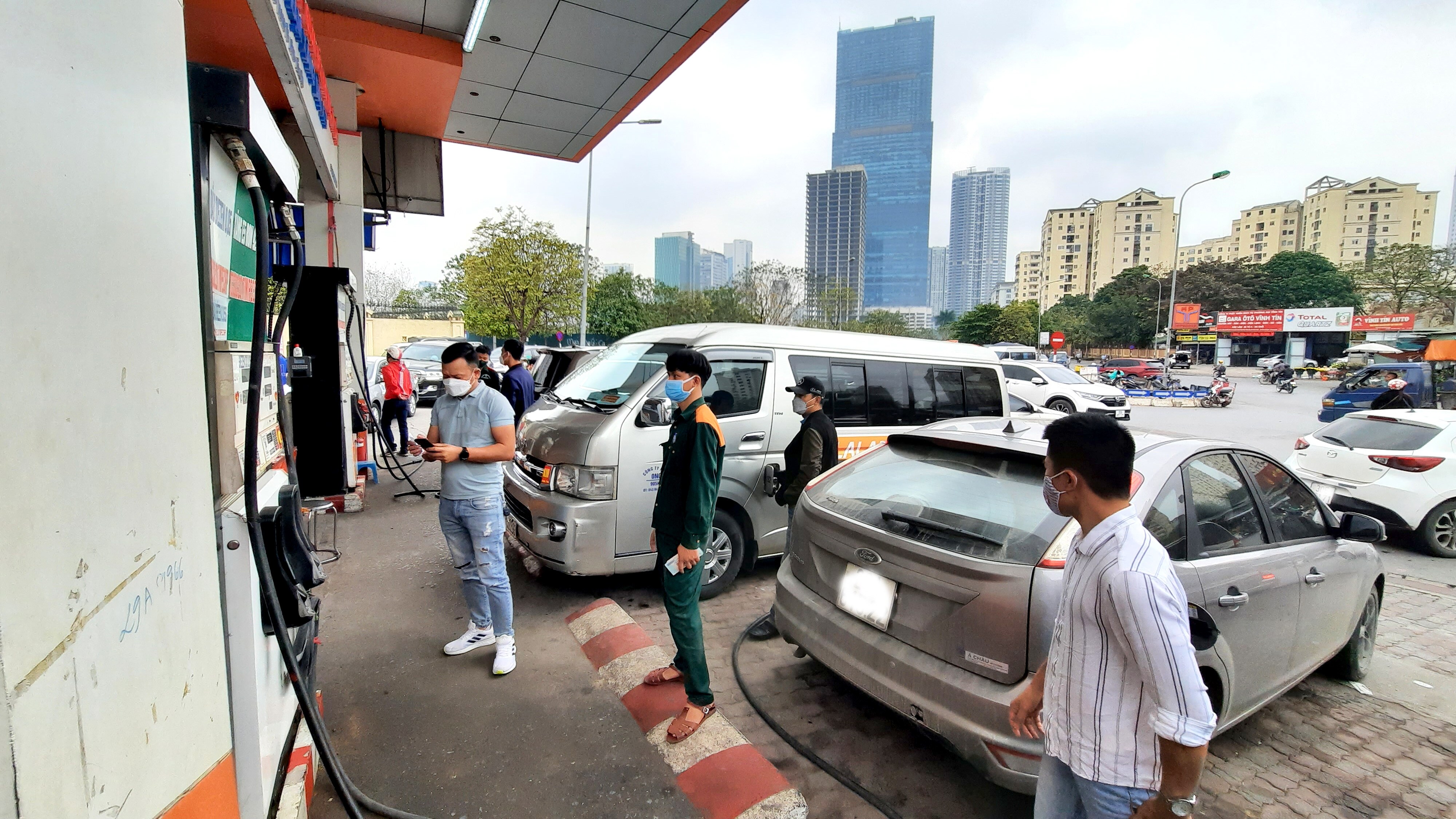 "Ngày bình thường vào là đến lượt đổ ngay, nhưng hôm nay tôi phải chờ mất 15 phút mới đến lượt, thời gian bơm xăng, trả tiền nữa tổng cộng mất 20 phút mới xong", anh N.V.T., cho biết.