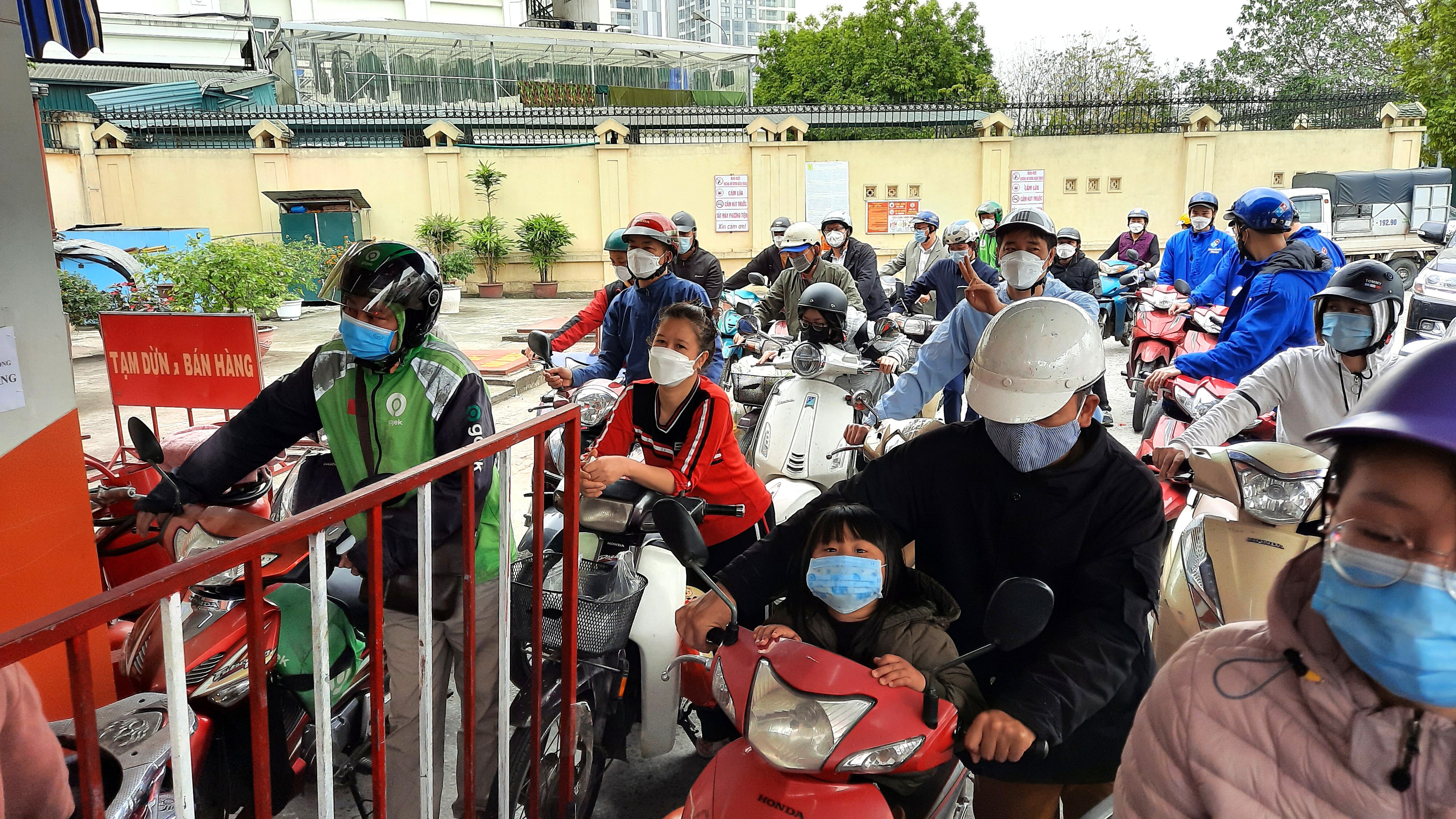 Tại khu vực đổ xăng cho xe máy, trạm xăng tại đường Nguyễn Chánh cũng rất đông người xếp hàng.