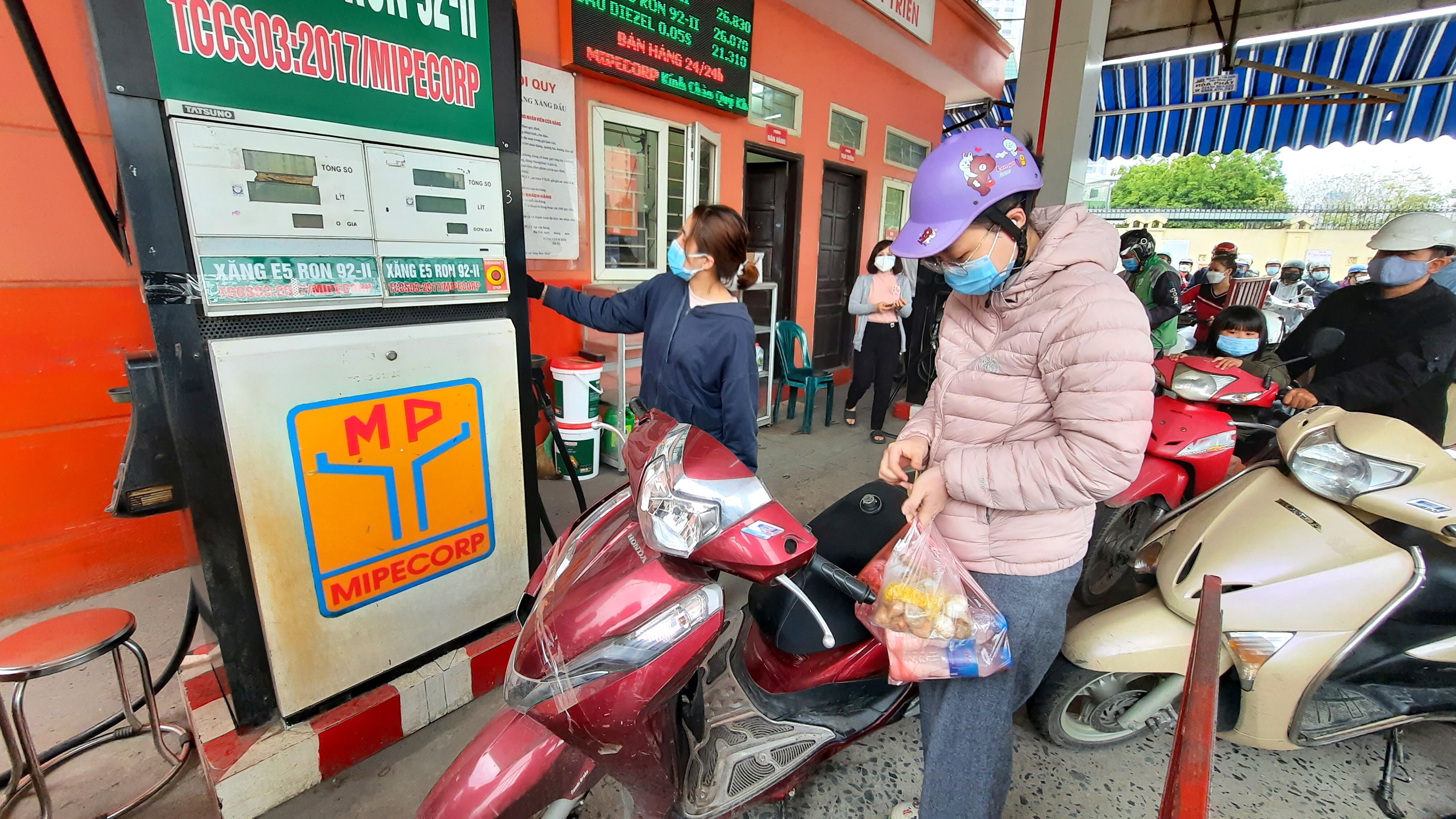 Chị N.T.T., cho biết "có lẽ mọi người cho rằng chiều nay sau khi điều chỉnh, giá xăng, dầu sẽ lên cao hơn vì thế mới có cảnh người xếp hàng mua xăng, thế này".