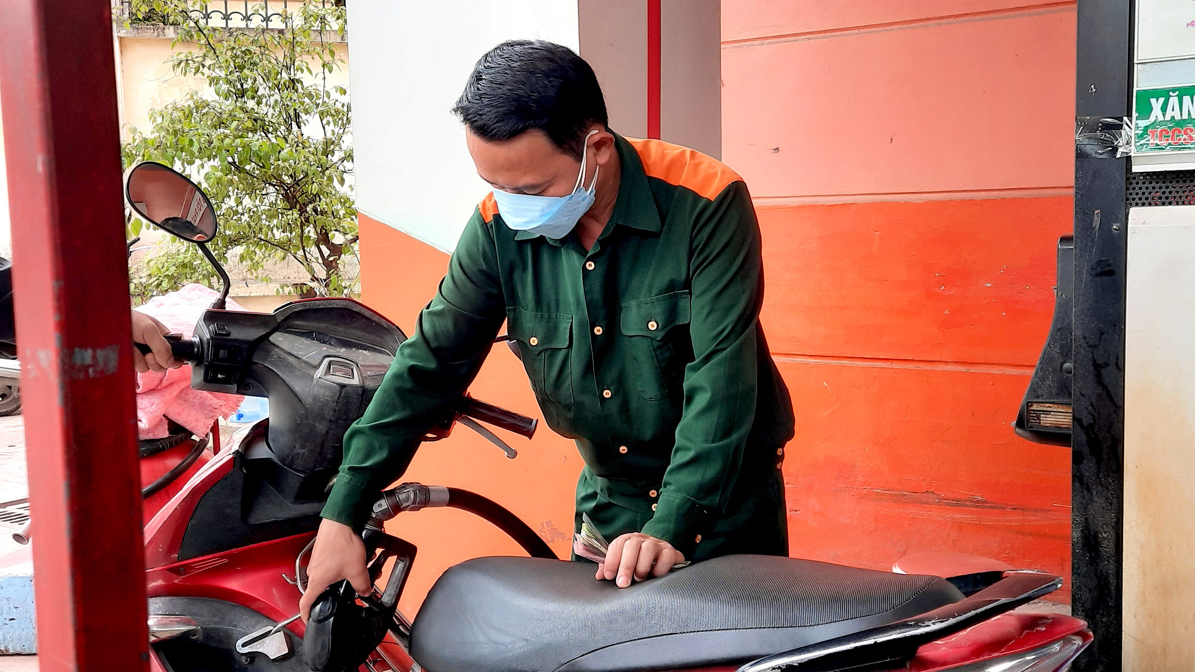 Do lượng người đến đổ xăng, dầu tăng cao nên mọi thao tác của nhân viên bán hàng ở đây đều rất khẩn trương để đáp ứng nhu cầu của khách hàng.