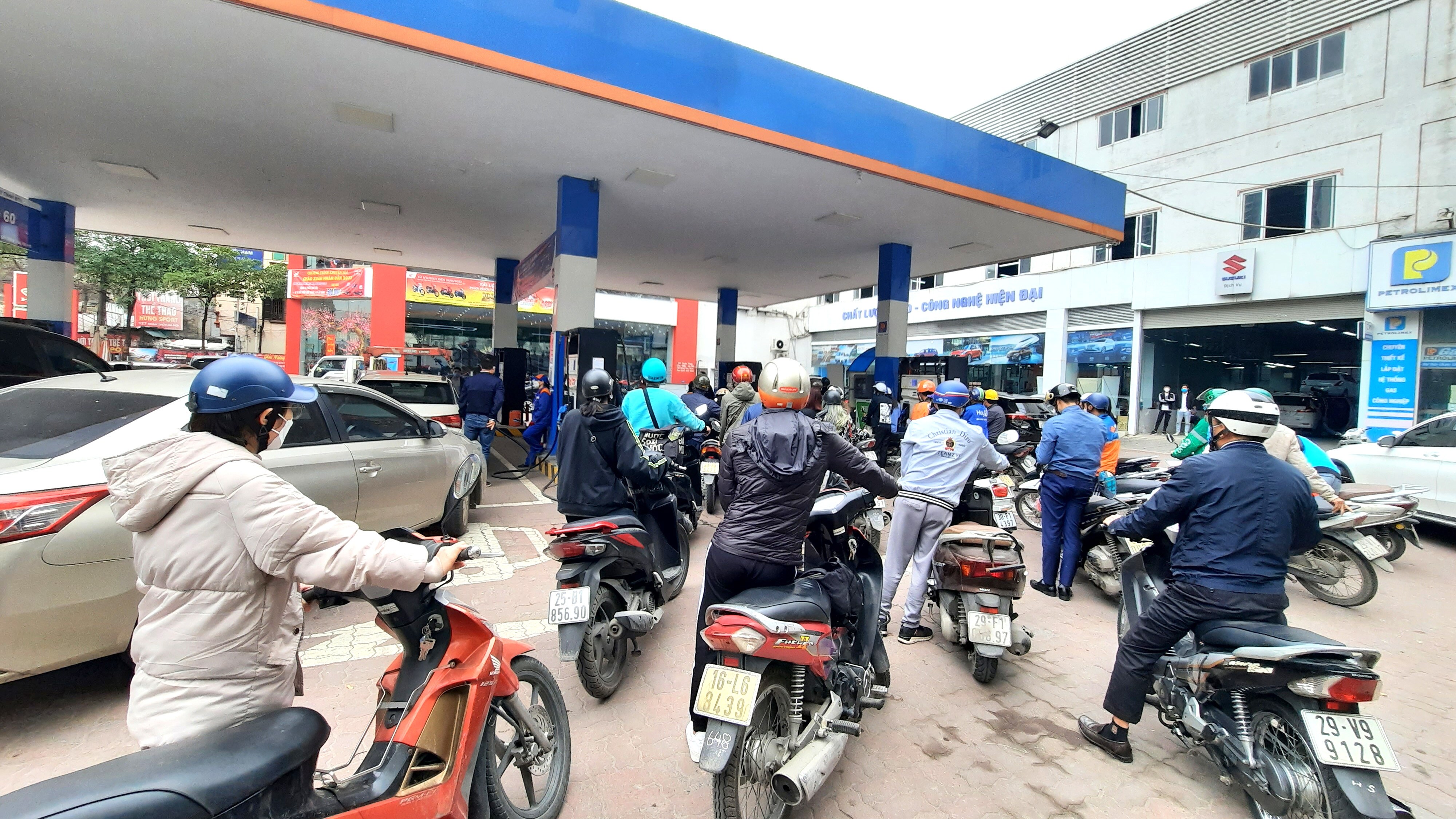 Còn đây là hình ảnh ghi nhận tại trạm bán xăng, dầu tại đường Cầu Giấy.