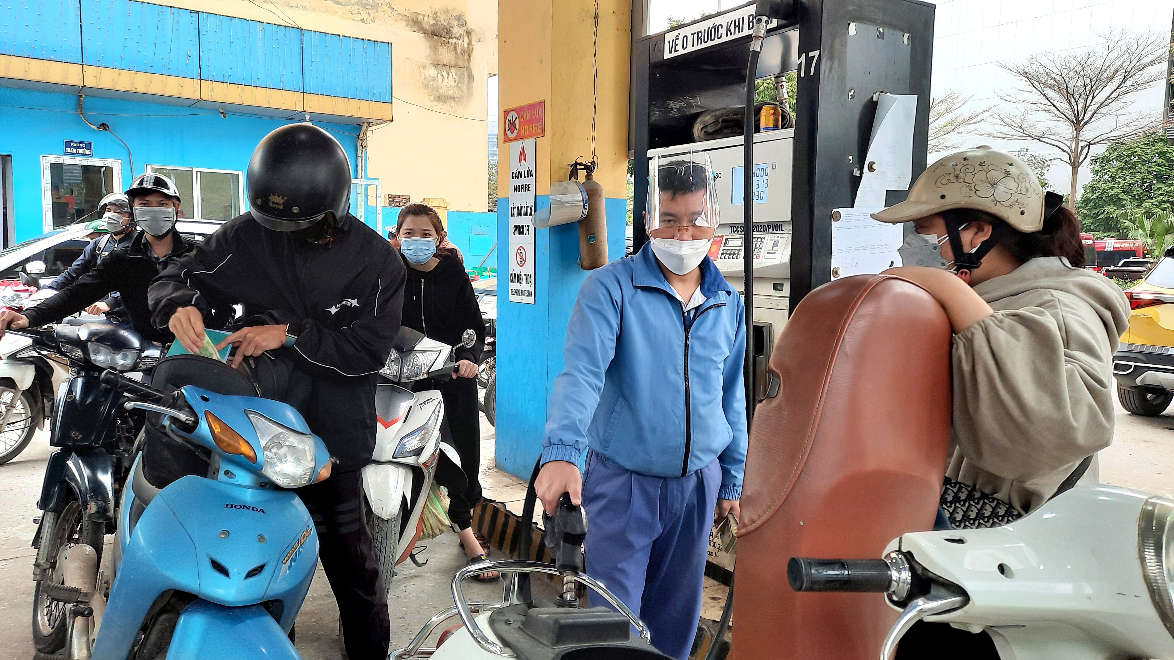 Một nhân viên bán xăng, dầu ở đây cho biết, từ chiều hôm qua đến sáng nay lượng người đến đổ đông hơn ngày thường rất nhiều.
