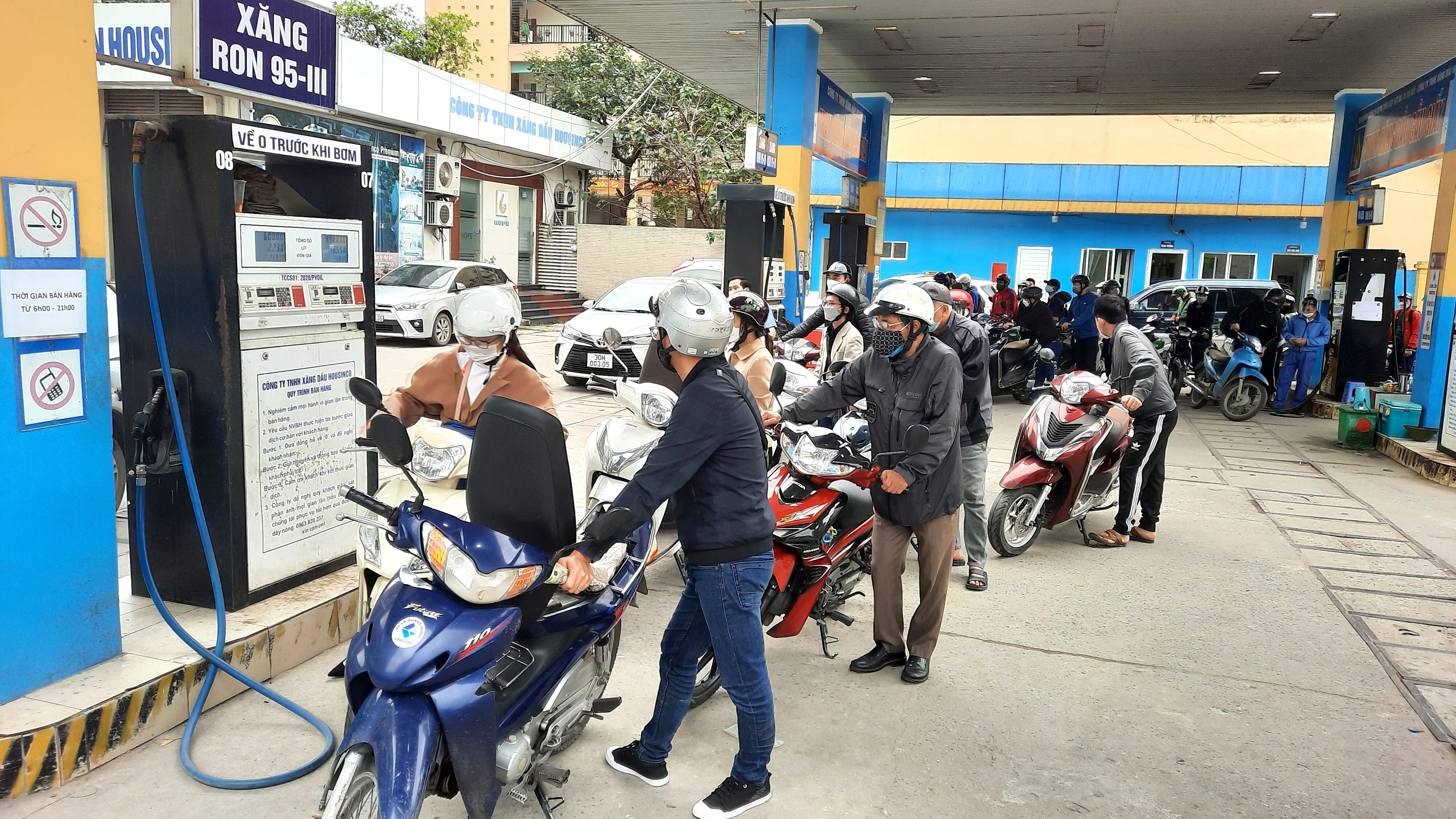 Càng đến gần trưa, số người đến mua xăng, dầu càng nhiều.