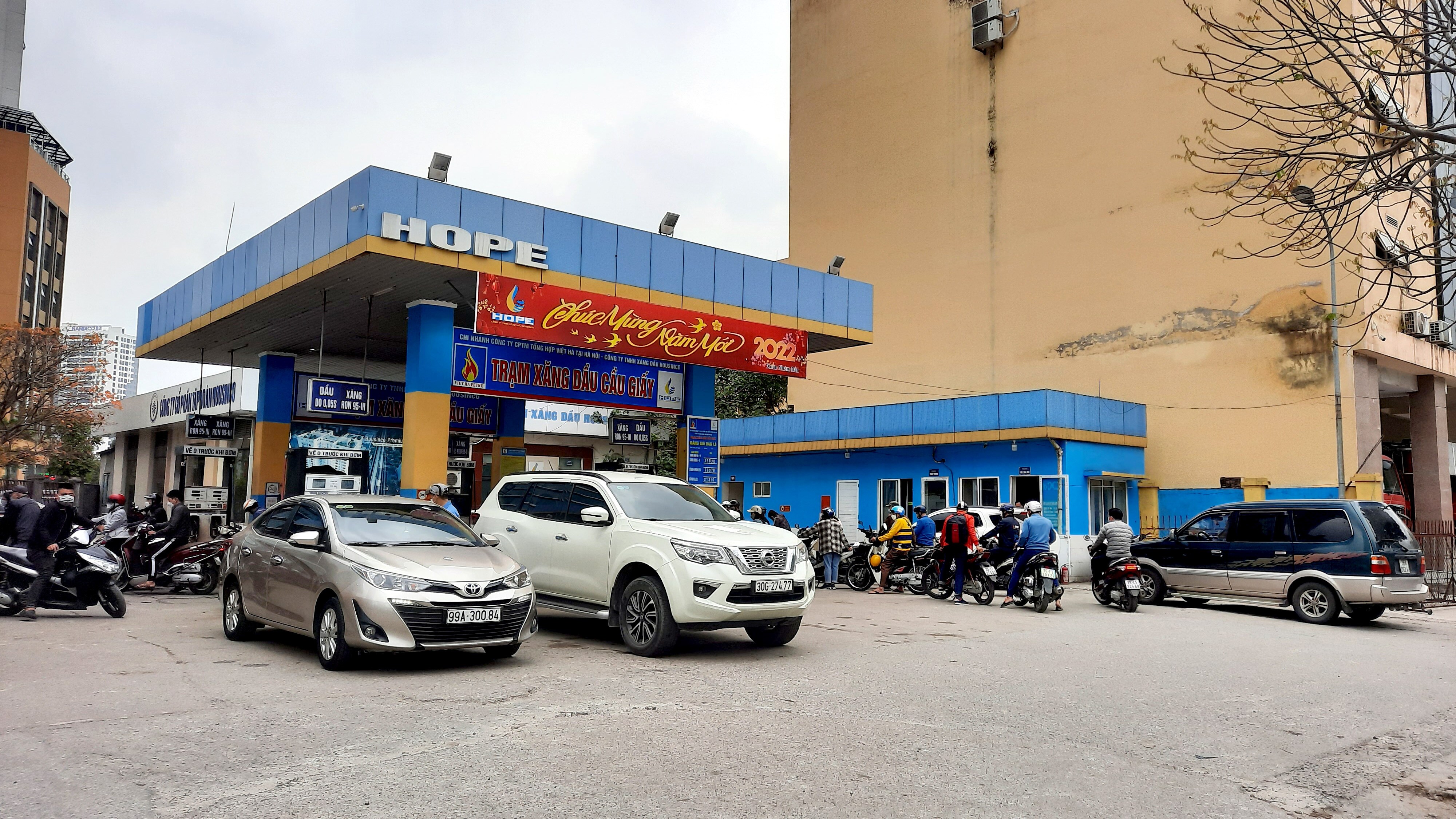 Trạm kinh doanh xăng, dầu trên phố Dương Đình Nghệ, quận Cầu Giấy cũng nườm nượp người ra vào để đổ xăng, dầu.